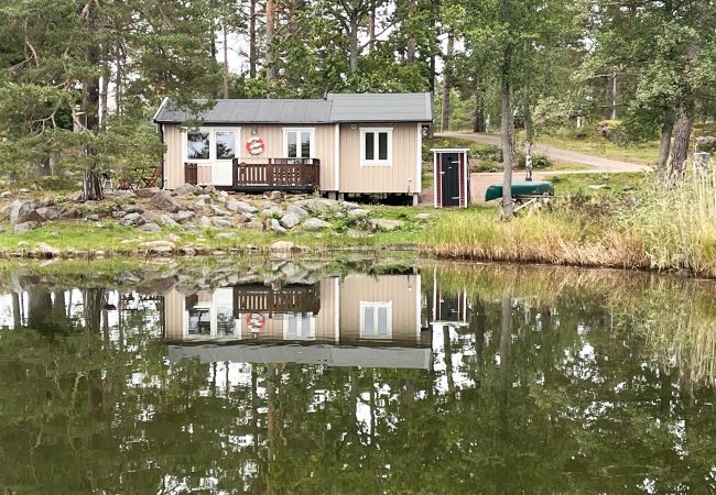 Stuga i Oskarshamn - Renoverad och fin stuga belägen på liten havstomt utanför Oskarshamn I SE05045