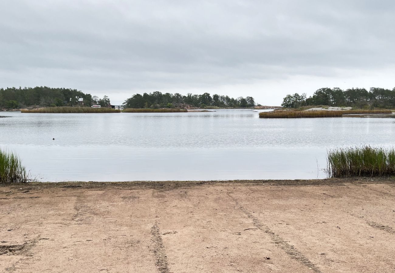 Stuga i Oskarshamn - Renoverad och fin stuga belägen på liten havstomt utanför Oskarshamn I SE05045