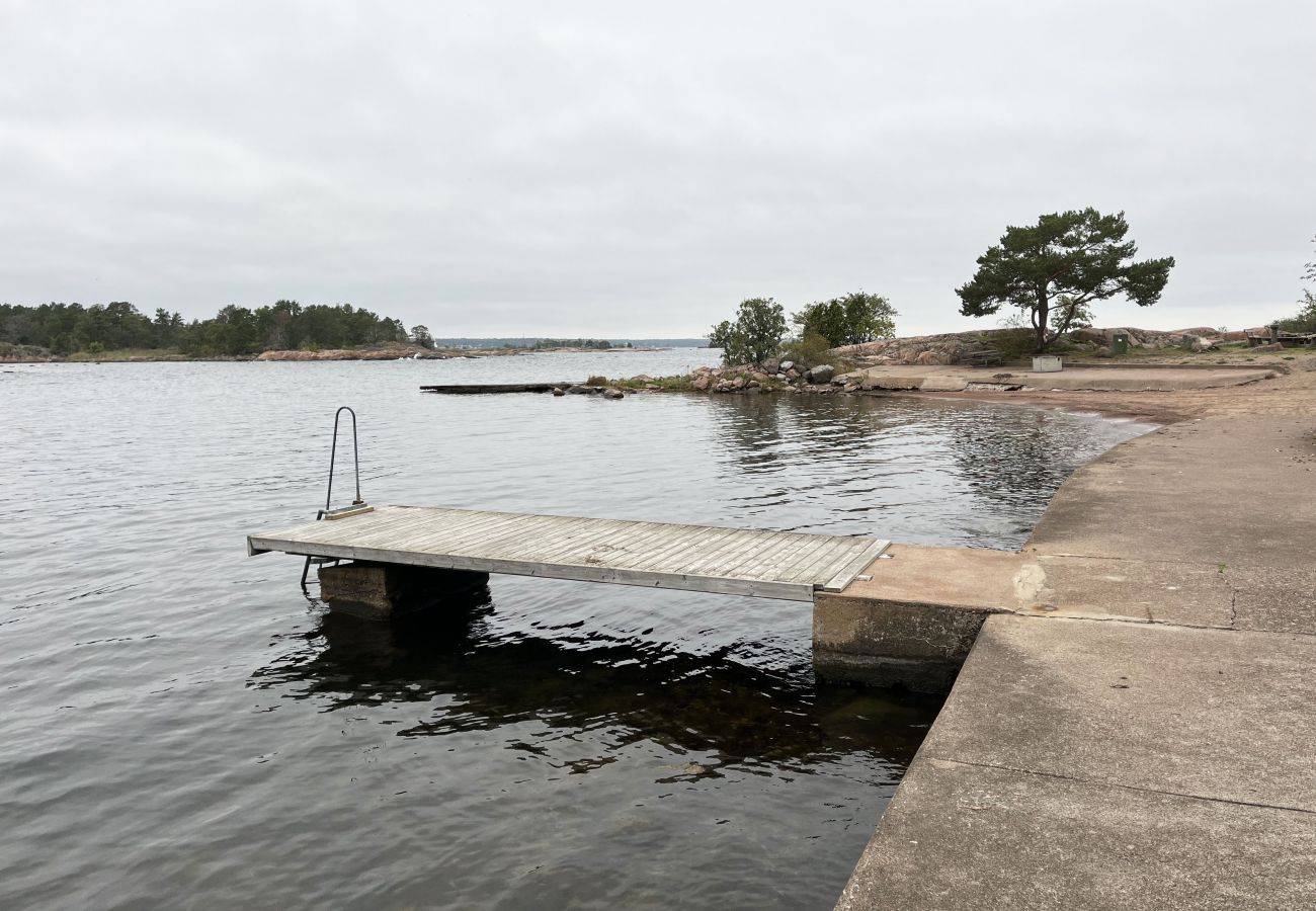 Stuga i Oskarshamn - Renoverad och fin stuga belägen på liten havstomt utanför Oskarshamn I SE05045