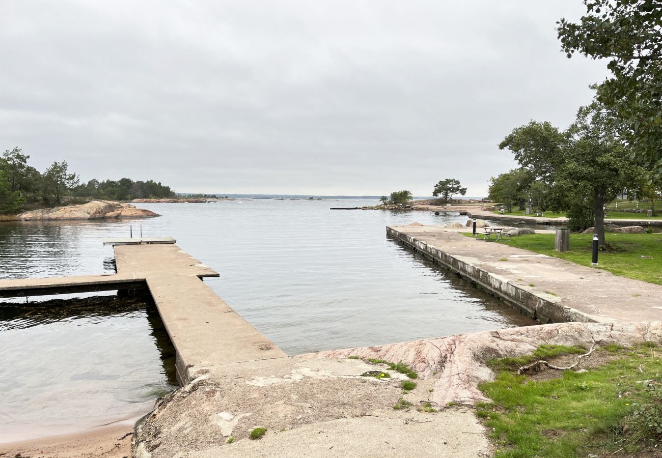 Stuga i Oskarshamn - Renoverad och fin stuga belägen på liten havstomt utanför Oskarshamn I SE05045