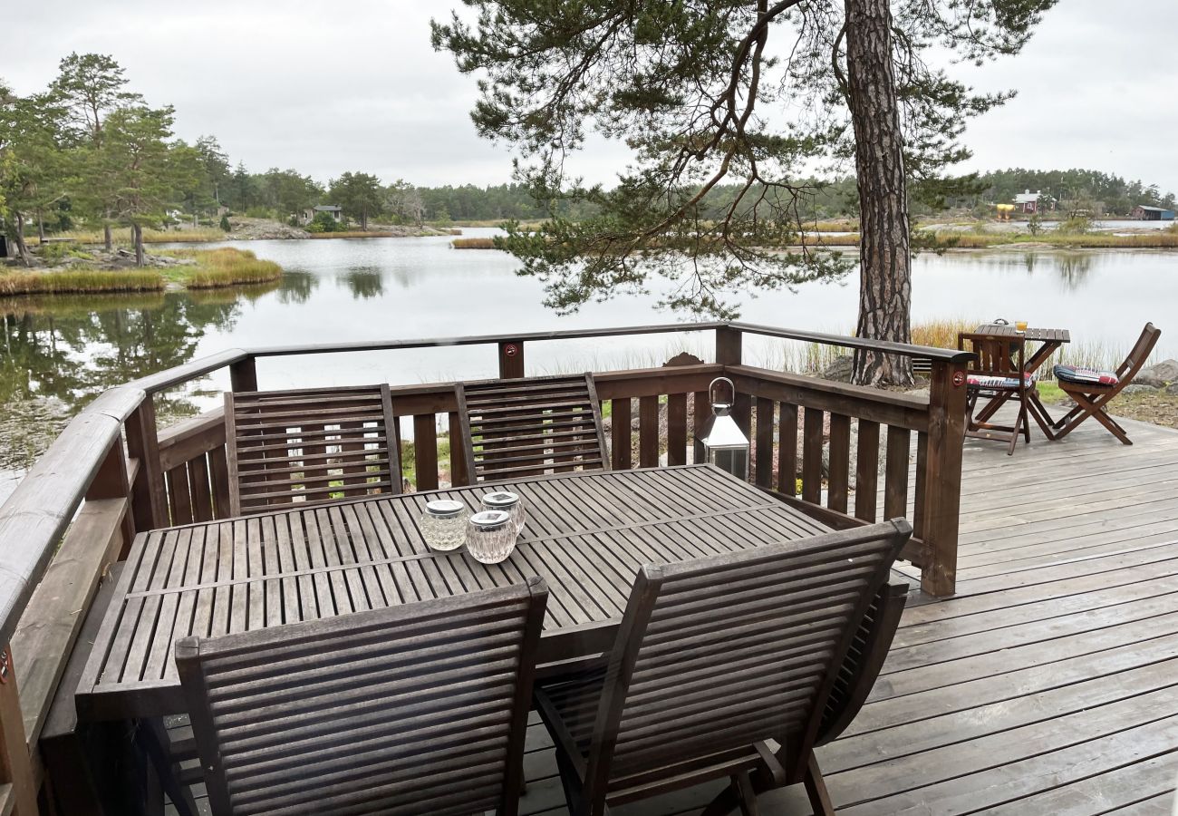Stuga i Oskarshamn - Renoverad och fin stuga belägen på liten havstomt utanför Oskarshamn I SE05045