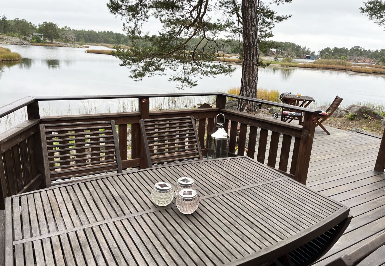 Stuga i Oskarshamn - Renoverad och fin stuga belägen på liten havstomt utanför Oskarshamn I SE05045