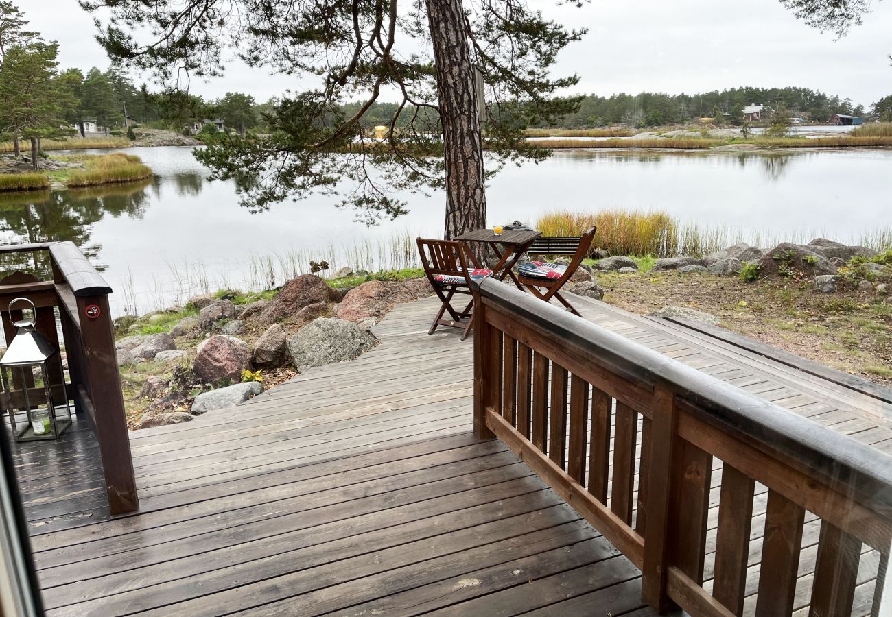 Stuga i Oskarshamn - Renoverad och fin stuga belägen på liten havstomt utanför Oskarshamn I SE05045