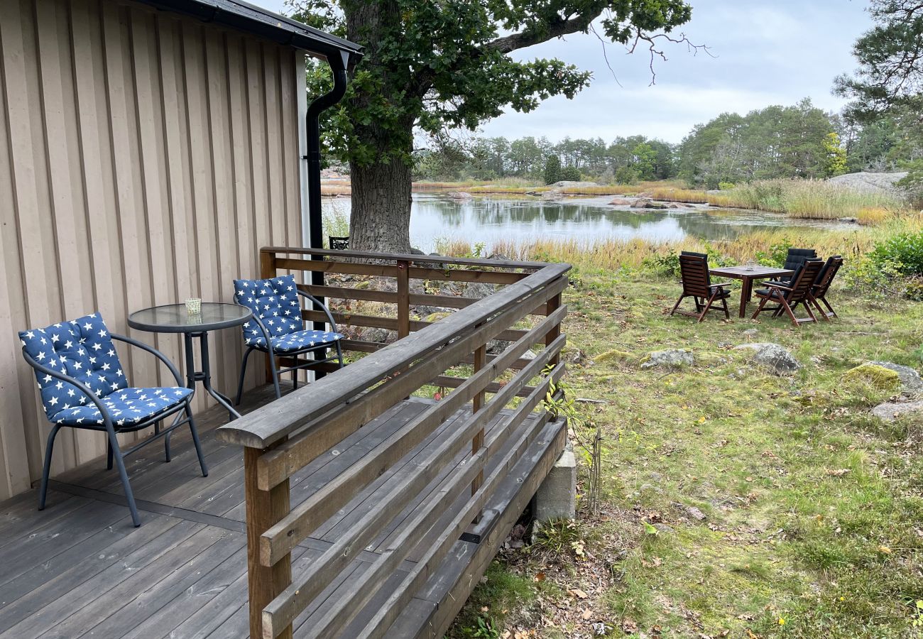 Stuga i Oskarshamn - Renoverad och fin stuga belägen på liten havstomt utanför Oskarshamn I SE05045
