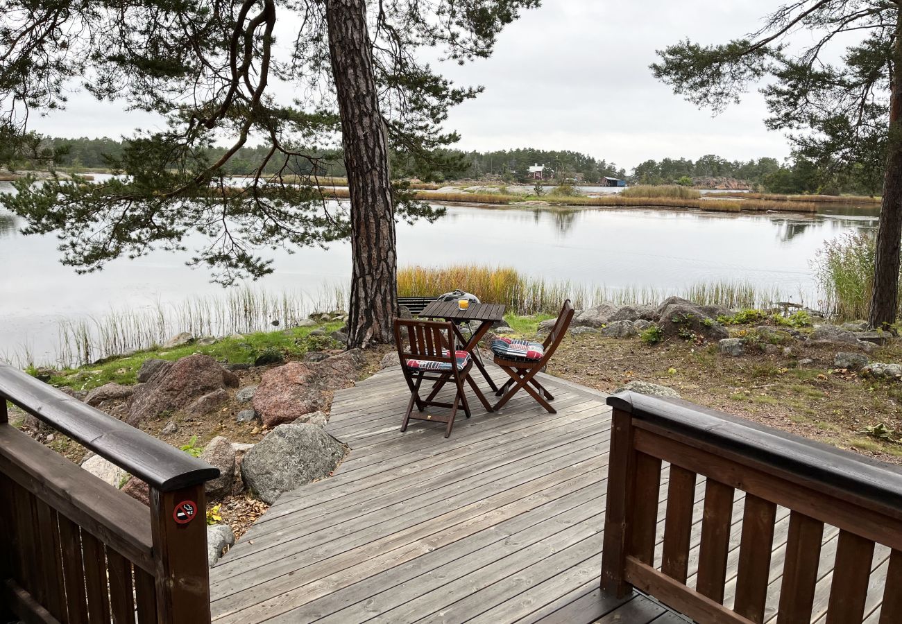 Stuga i Oskarshamn - Renoverad och fin stuga belägen på liten havstomt utanför Oskarshamn I SE05045