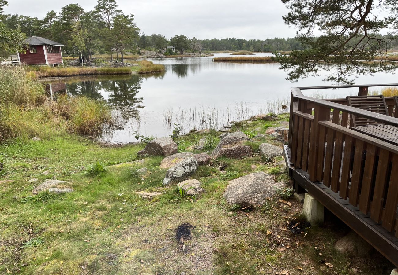 Stuga i Oskarshamn - Renoverad och fin stuga belägen på liten havstomt utanför Oskarshamn I SE05045