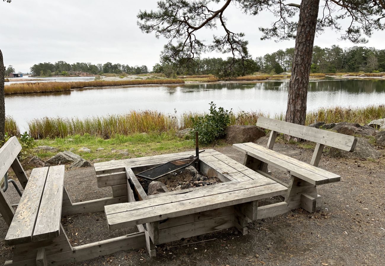 Stuga i Oskarshamn - Renoverad och fin stuga belägen på liten havstomt utanför Oskarshamn I SE05045