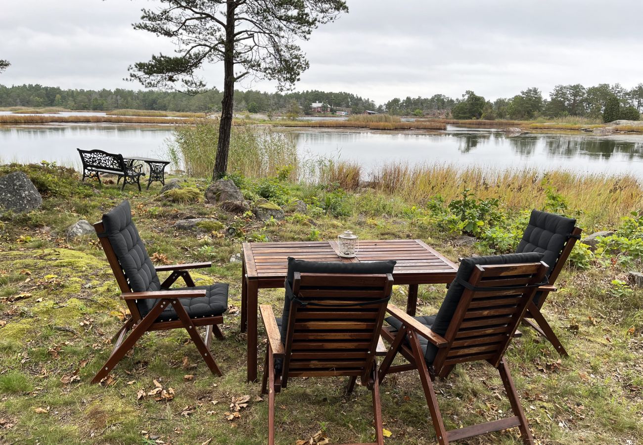 Stuga i Oskarshamn - Renoverad och fin stuga belägen på liten havstomt utanför Oskarshamn I SE05045