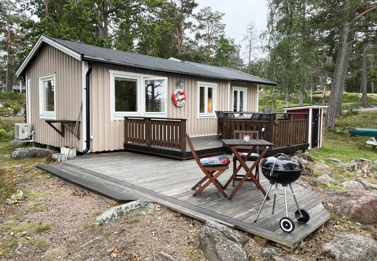 Stuga i Oskarshamn - Renoverad och fin stuga belägen på liten havstomt utanför Oskarshamn I SE05045