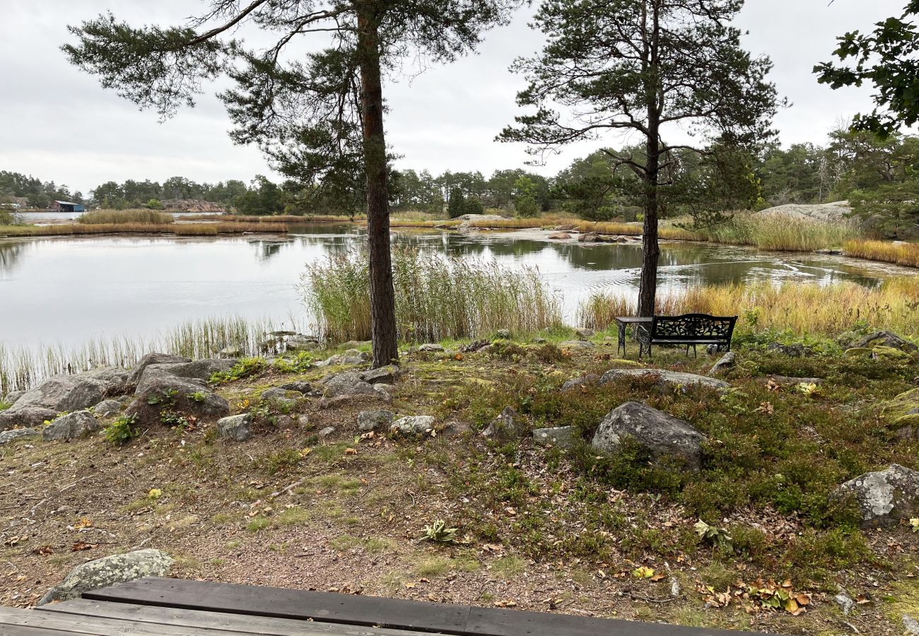 Stuga i Oskarshamn - Renoverad och fin stuga belägen på liten havstomt utanför Oskarshamn I SE05045