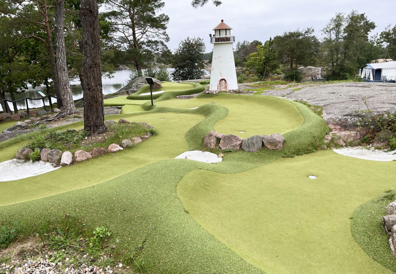 Stuga i Oskarshamn - Renoverad och fin stuga belägen på liten havstomt utanför Oskarshamn I SE05045