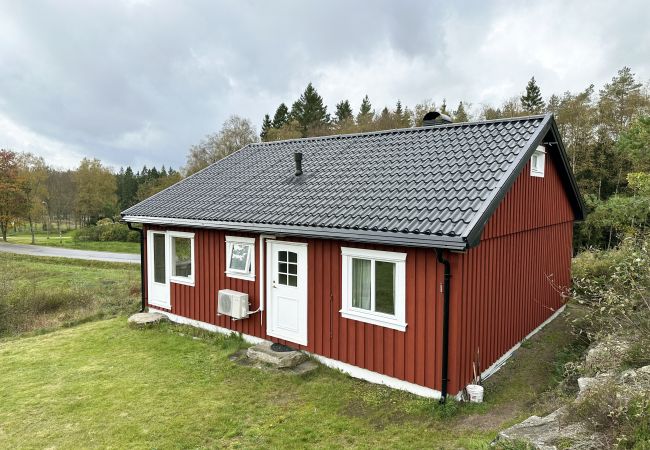 Stuga i Olsfors - Trevlig stuga vid sjöar och skog, nära Borås | SE08050