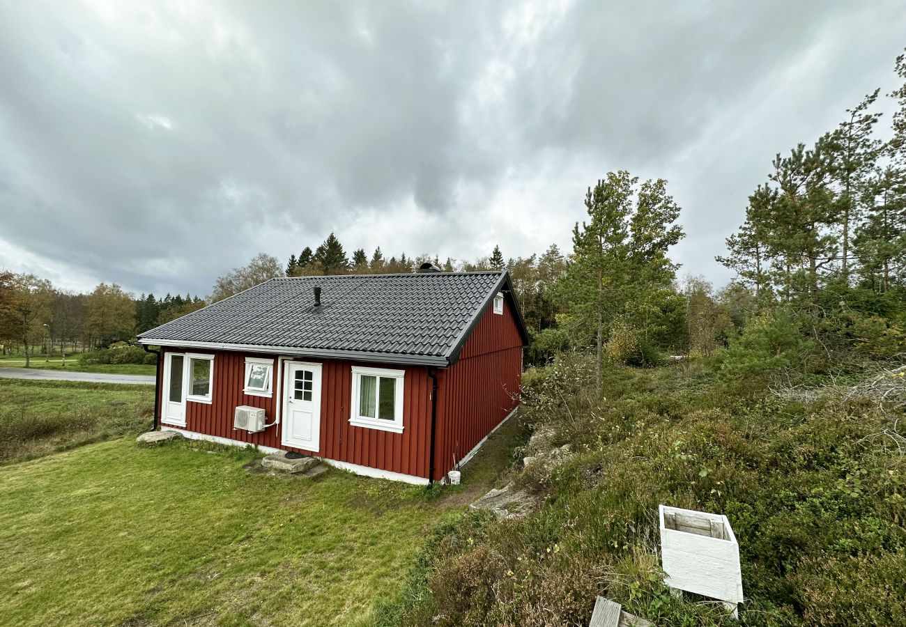 Stuga i Olsfors - Trevlig stuga vid sjöar och skog, nära Borås | SE08050
