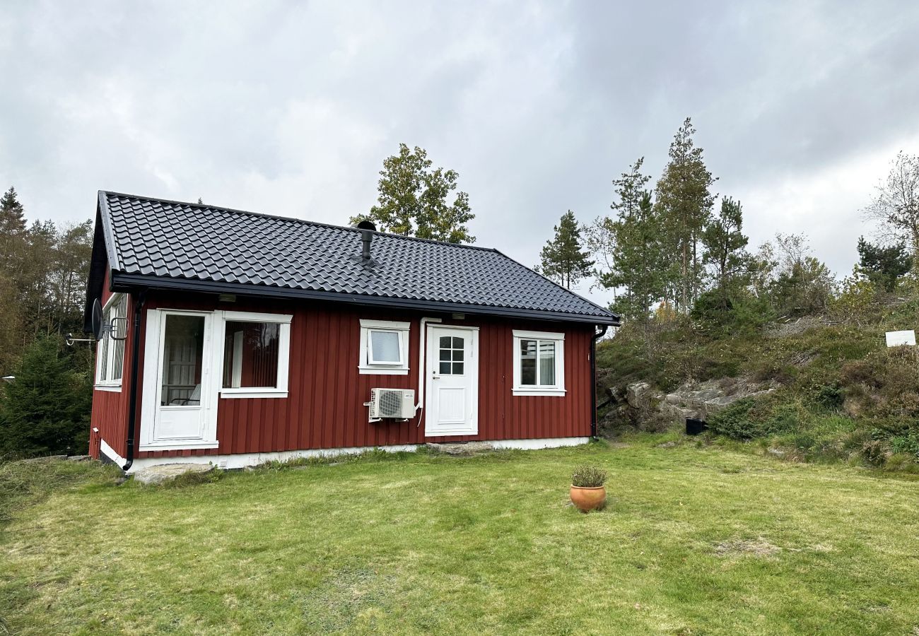 Stuga i Olsfors - Trevlig stuga vid sjöar och skog, nära Borås | SE08050