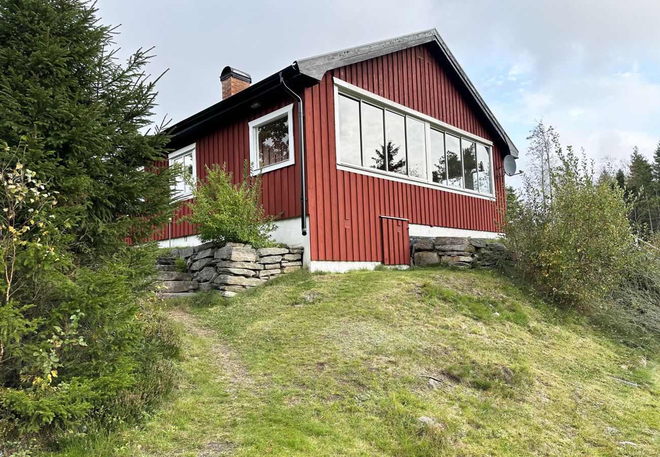 Stuga i Olsfors - Trevlig stuga vid sjöar och skog, nära Borås | SE08050