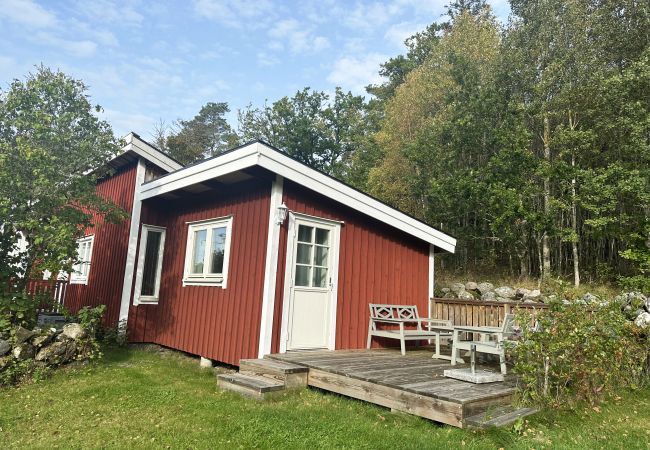 Stuga i Fjällbacka - Staynordic | Mysig stuga i skogsbrynet nära Fjällbacka | SE09042