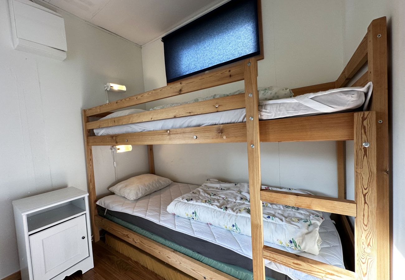 Stuga i Fjällbacka - Staynordic | Mysig stuga i skogsbrynet nära Fjällbacka | SE09042
