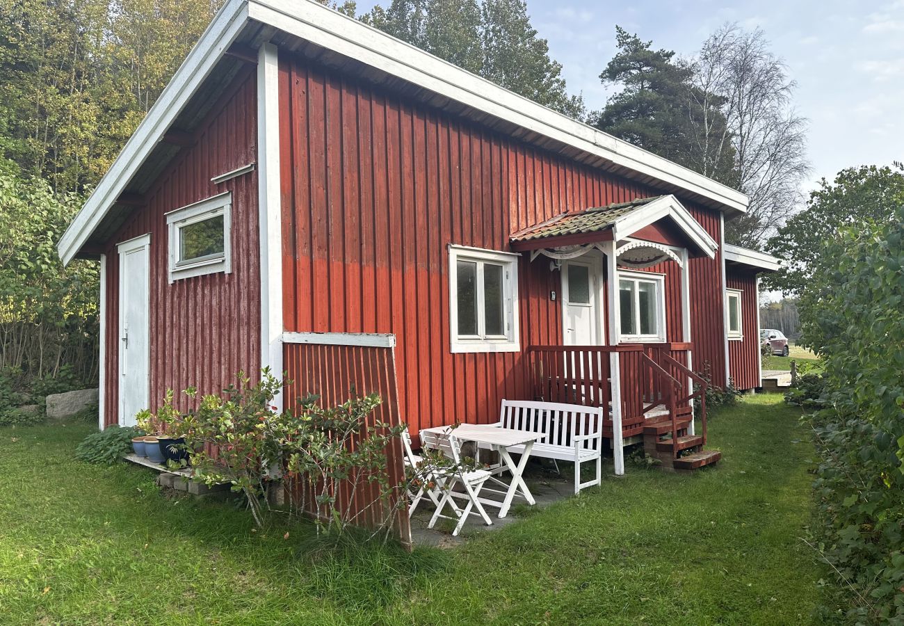 Stuga i Fjällbacka - Staynordic | Mysig stuga i skogsbrynet nära Fjällbacka | SE09042