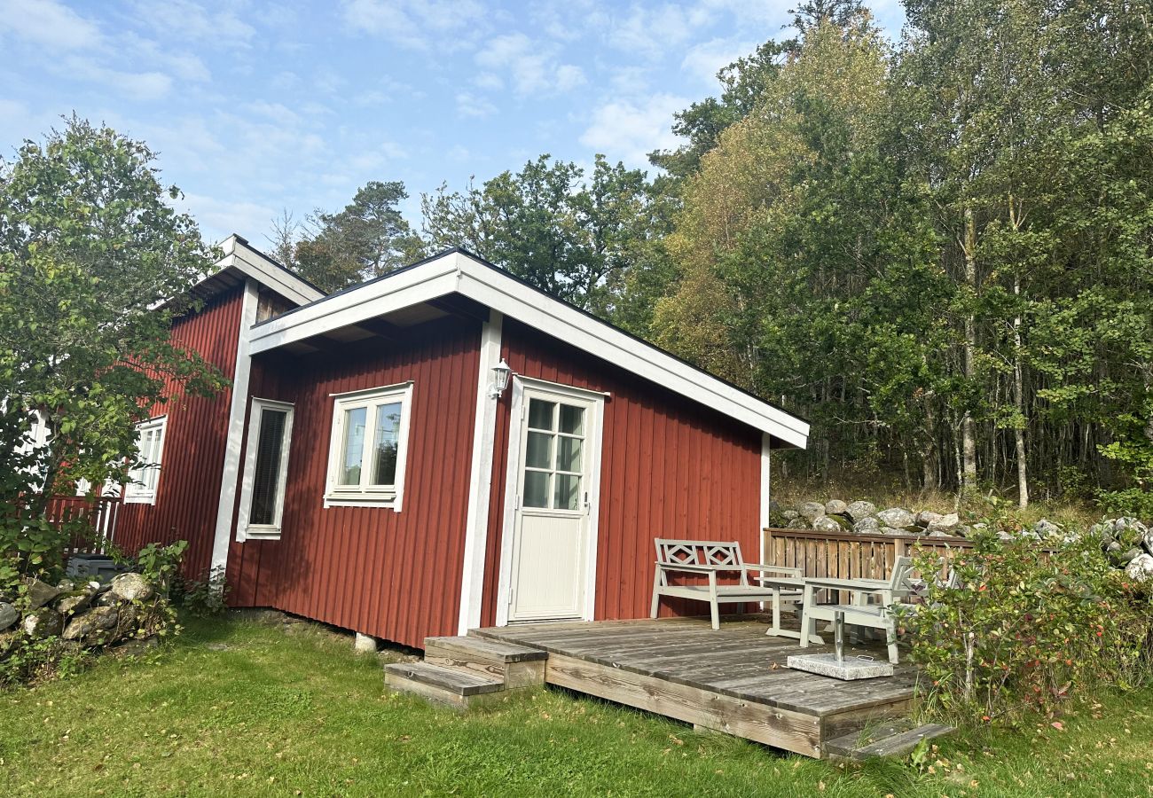 Stuga i Fjällbacka - Staynordic | Mysig stuga i skogsbrynet nära Fjällbacka | SE09042