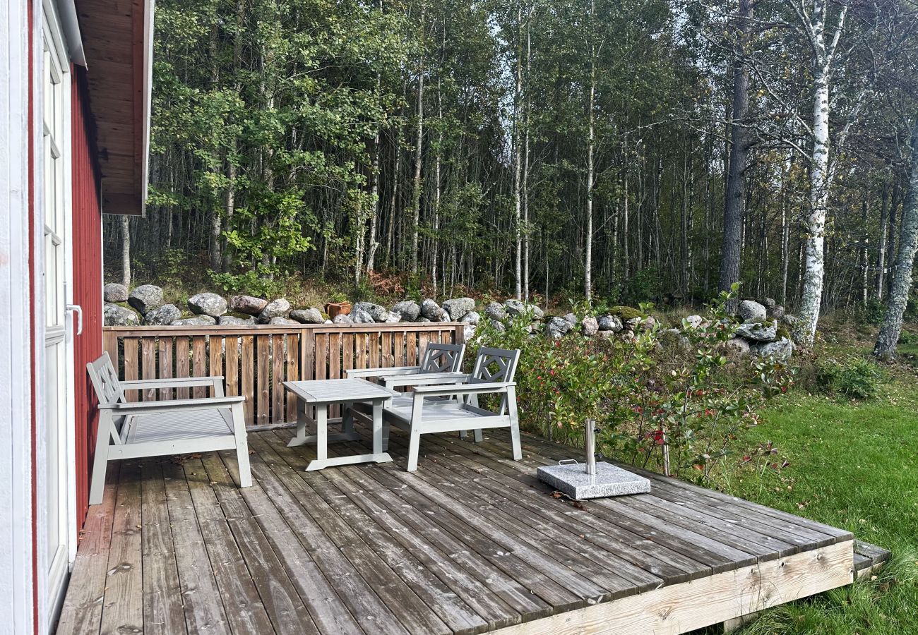Stuga i Fjällbacka - Staynordic | Mysig stuga i skogsbrynet nära Fjällbacka | SE09042