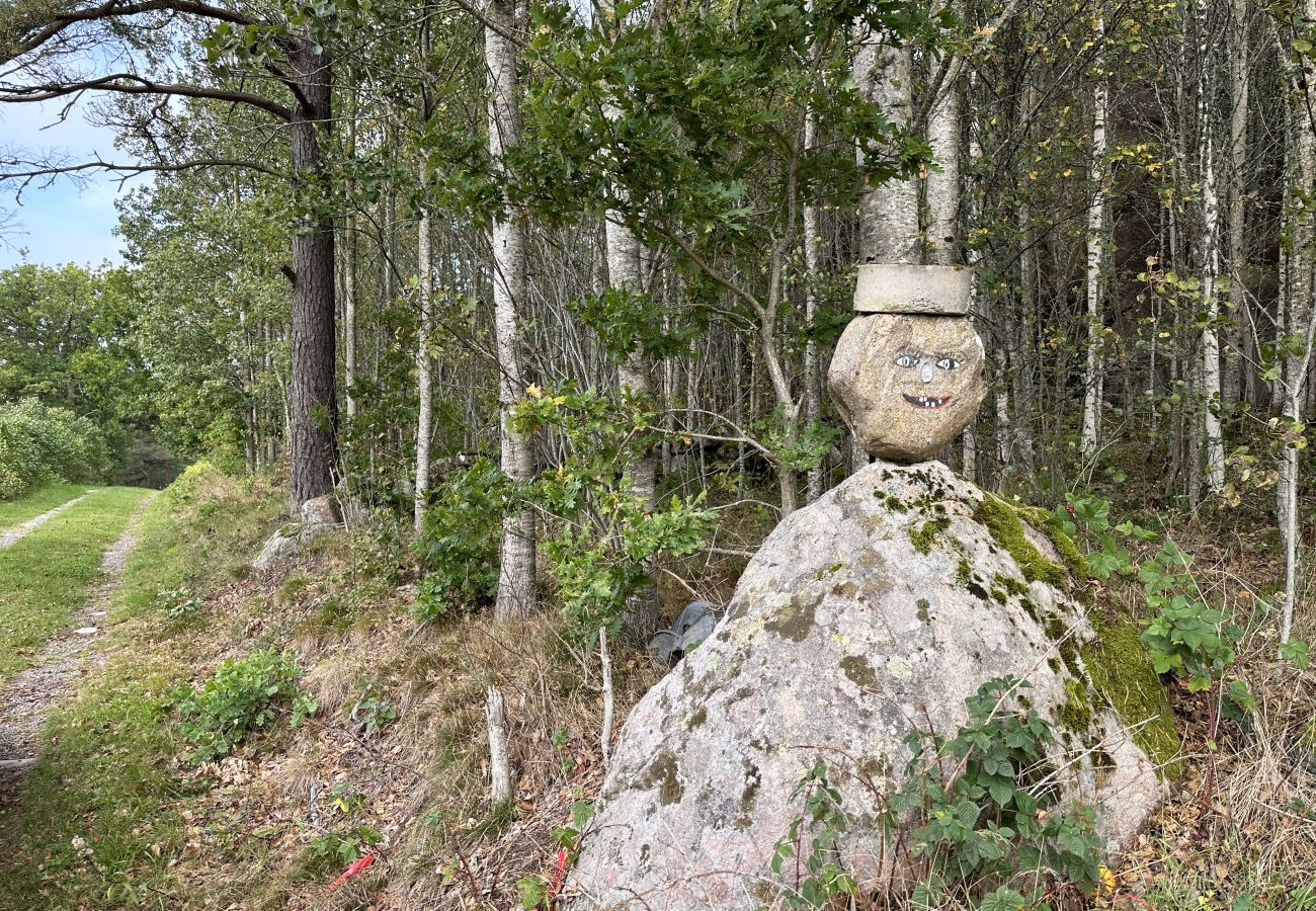 Stuga i Fjällbacka - Staynordic | Mysig stuga i skogsbrynet nära Fjällbacka | SE09042