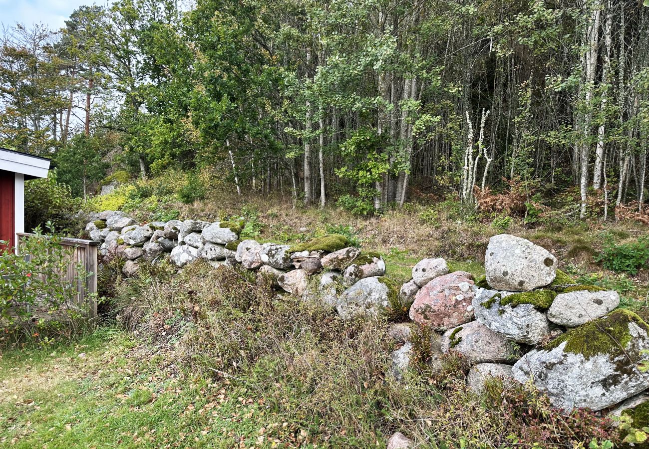 Stuga i Fjällbacka - Staynordic | Mysig stuga i skogsbrynet nära Fjällbacka | SE09042
