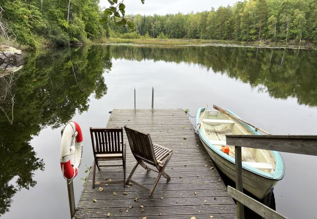 Stuga i Fårbo - Röd stuga belägen vid en kvarndamm och sjö utanför Fårbo I SE05050