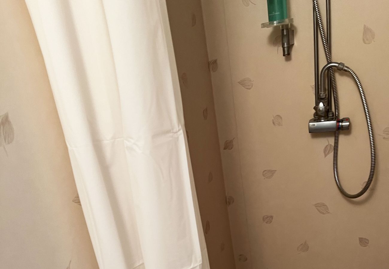 Stuga i Fårbo - Röd stuga belägen vid en kvarndamm och sjö utanför Fårbo I SE05050