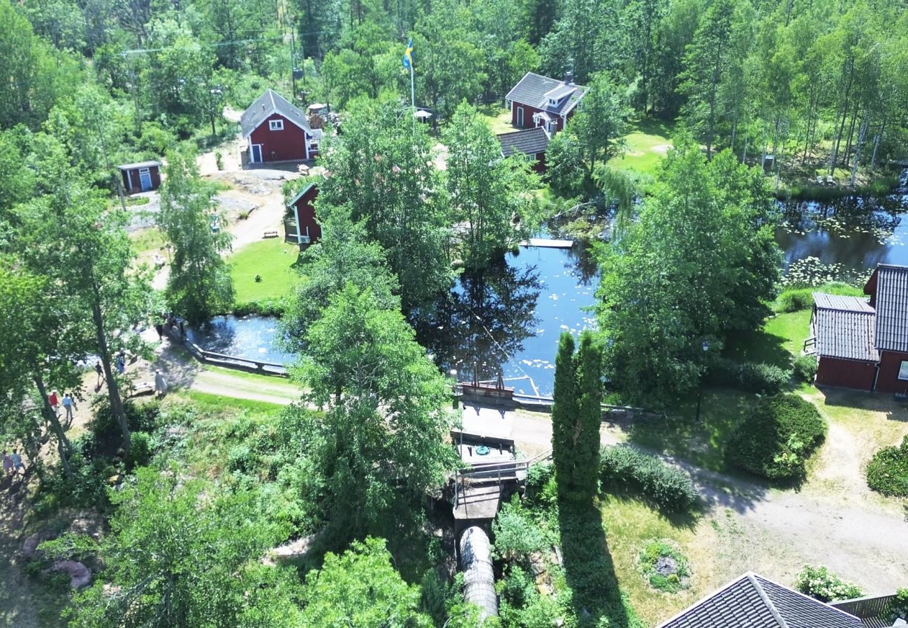 Stuga i Fårbo - Röd stuga belägen vid en kvarndamm och sjö utanför Fårbo I SE05050