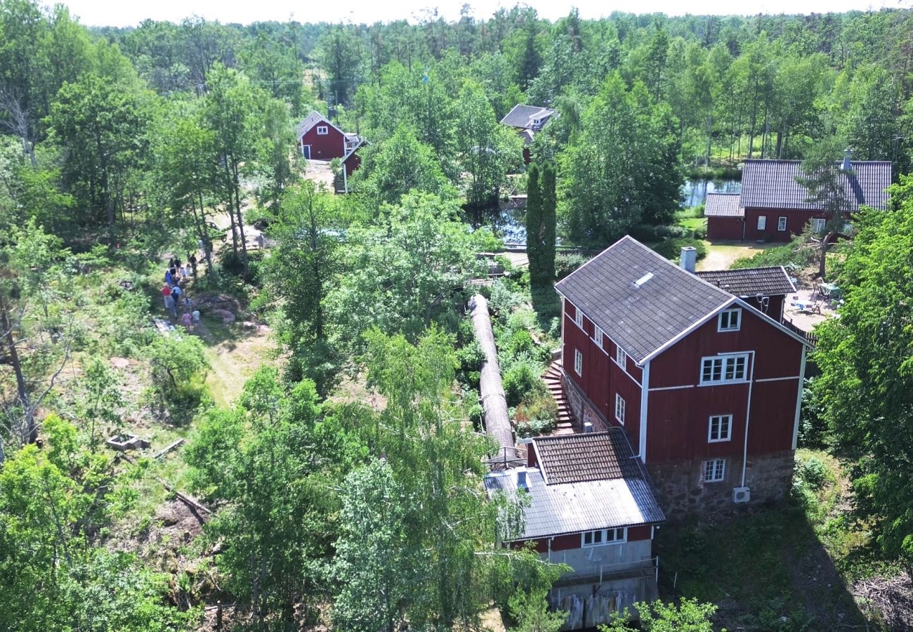 Stuga i Fårbo - Röd stuga belägen vid en kvarndamm och sjö utanför Fårbo I SE05050