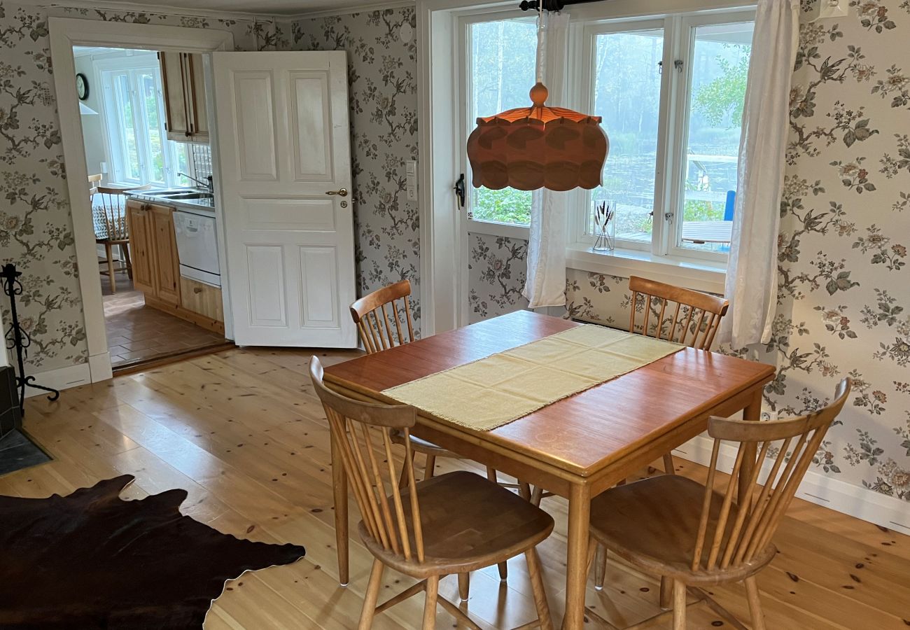 Stuga i Fårbo - Röd stuga belägen vid en kvarndamm och sjö utanför Fårbo I SE05050