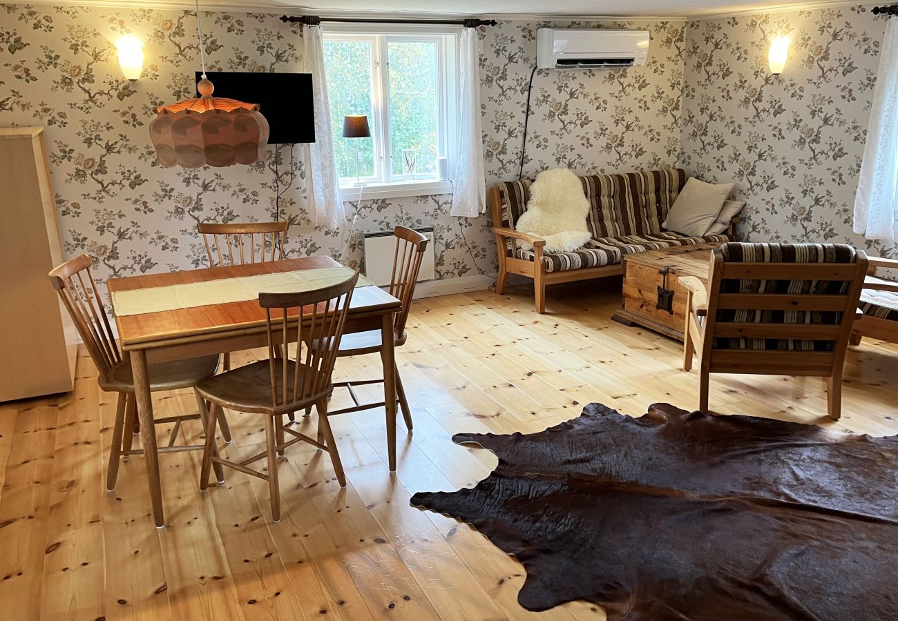 Stuga i Fårbo - Röd stuga belägen vid en kvarndamm och sjö utanför Fårbo I SE05050