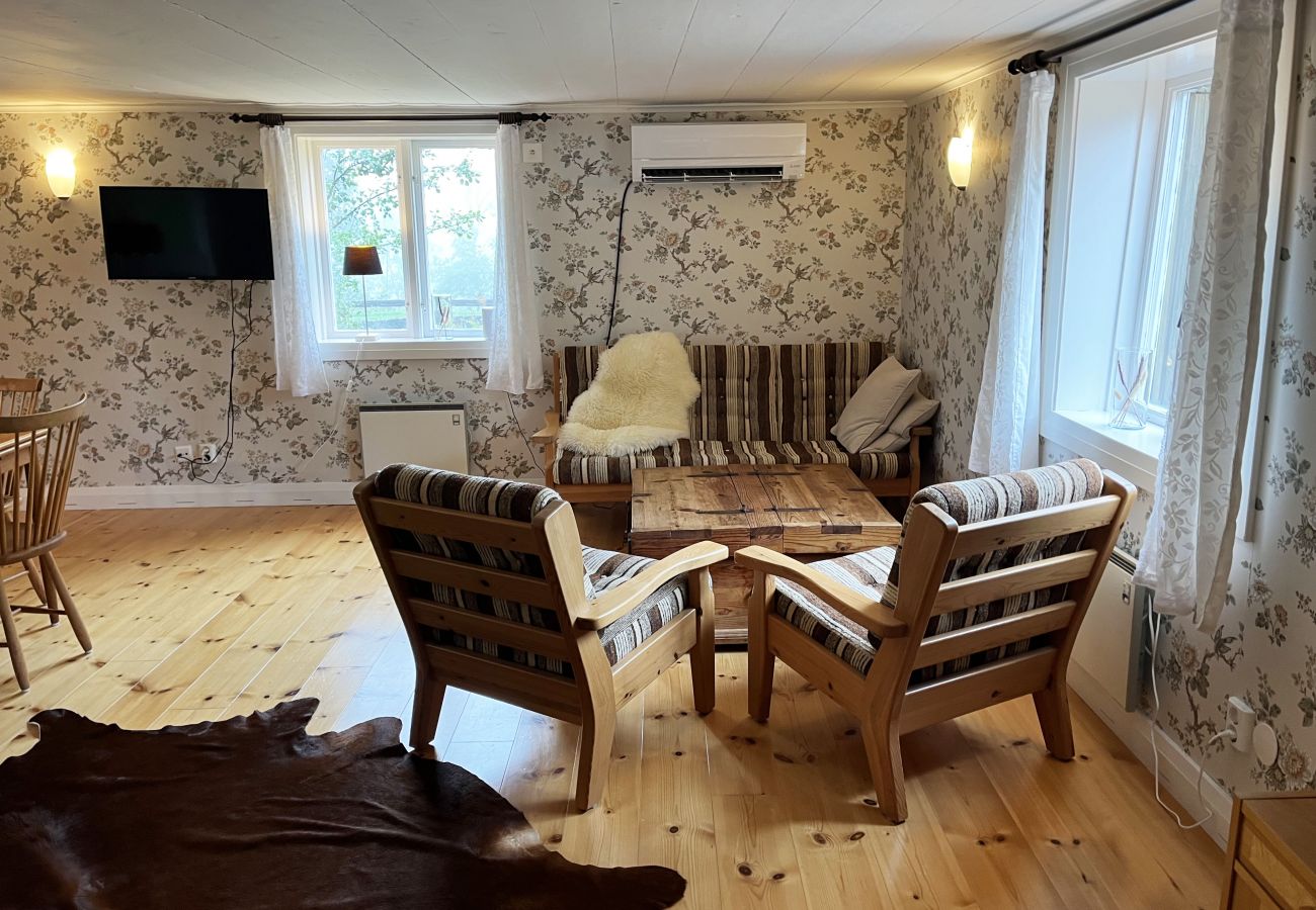 Stuga i Fårbo - Röd stuga belägen vid en kvarndamm och sjö utanför Fårbo I SE05050
