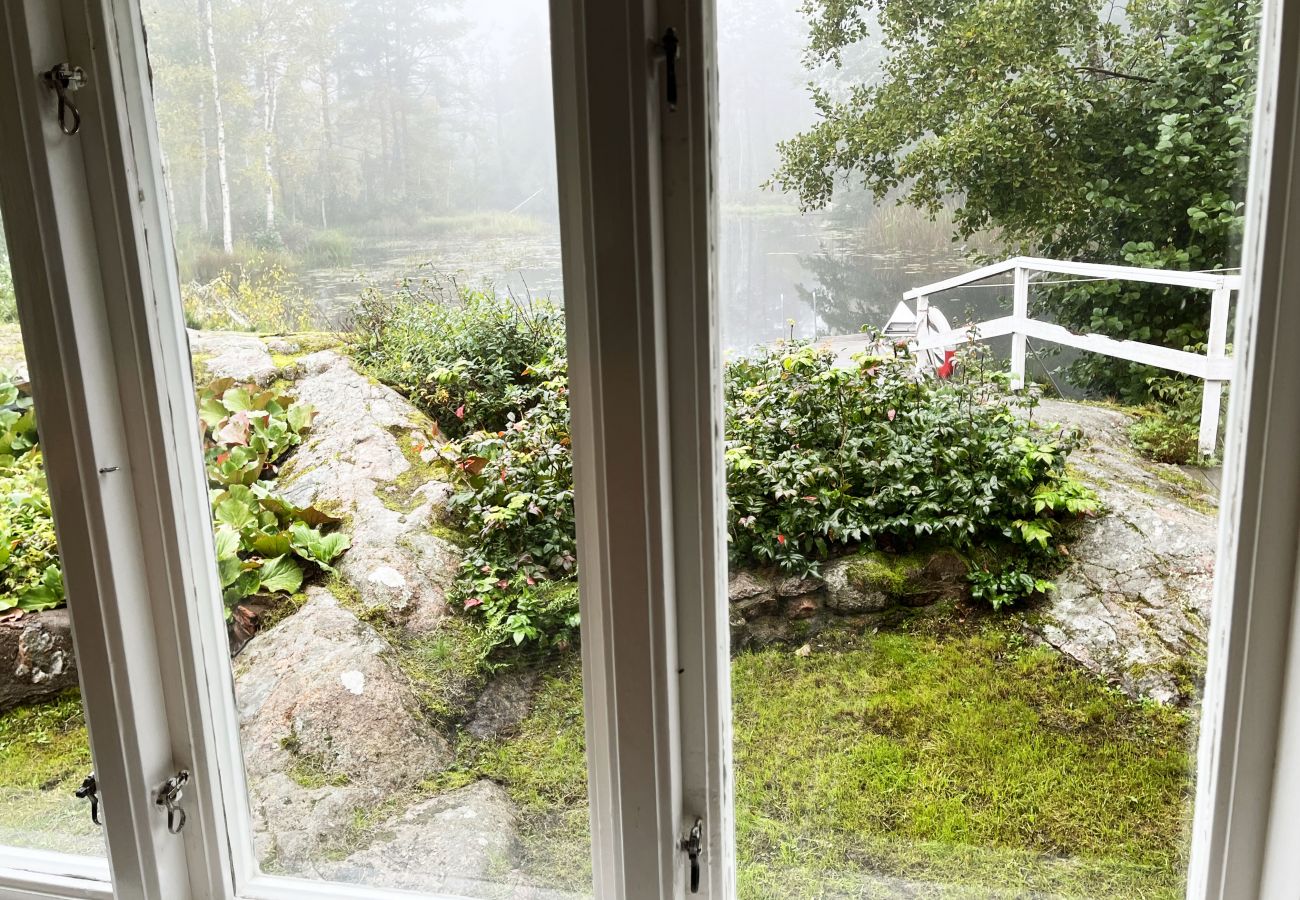 Stuga i Fårbo - Röd stuga belägen vid en kvarndamm och sjö utanför Fårbo I SE05050