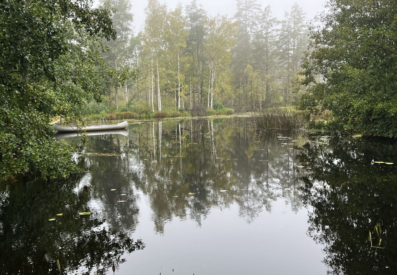 Stuga i Fårbo - Röd stuga belägen vid en kvarndamm och sjö utanför Fårbo I SE05050
