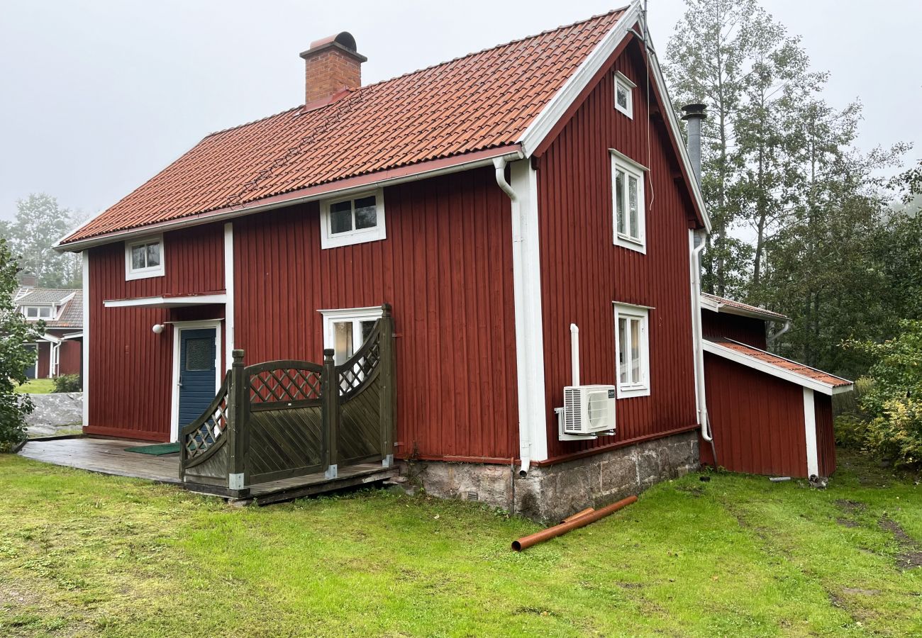 Stuga i Fårbo - Röd stuga belägen vid en kvarndamm och sjö utanför Fårbo I SE05050