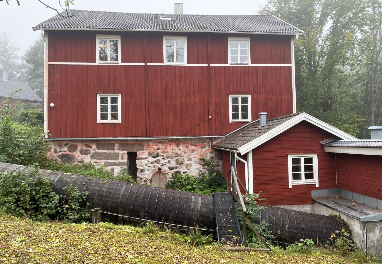Stuga i Fårbo - Röd stuga belägen vid en kvarndamm och sjö utanför Fårbo I SE05050