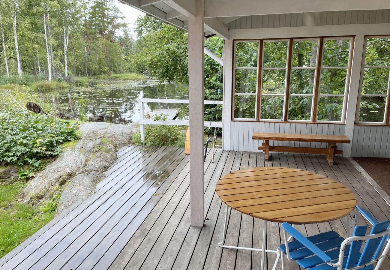 Stuga i Fårbo - Röd stuga belägen vid en kvarndamm och sjö utanför Fårbo I SE05050
