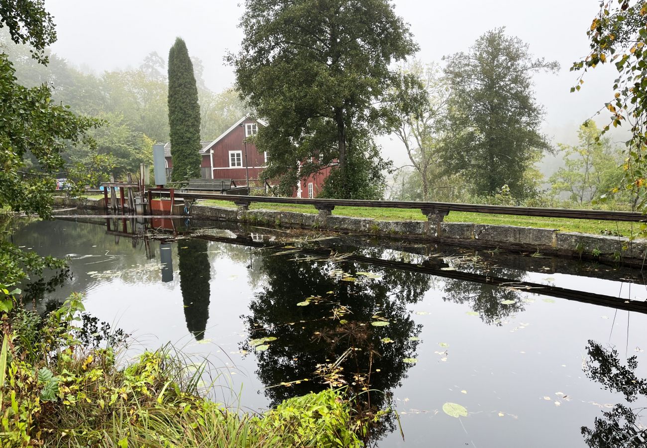 Stuga i Fårbo - Röd stuga belägen vid en kvarndamm och sjö utanför Fårbo I SE05050