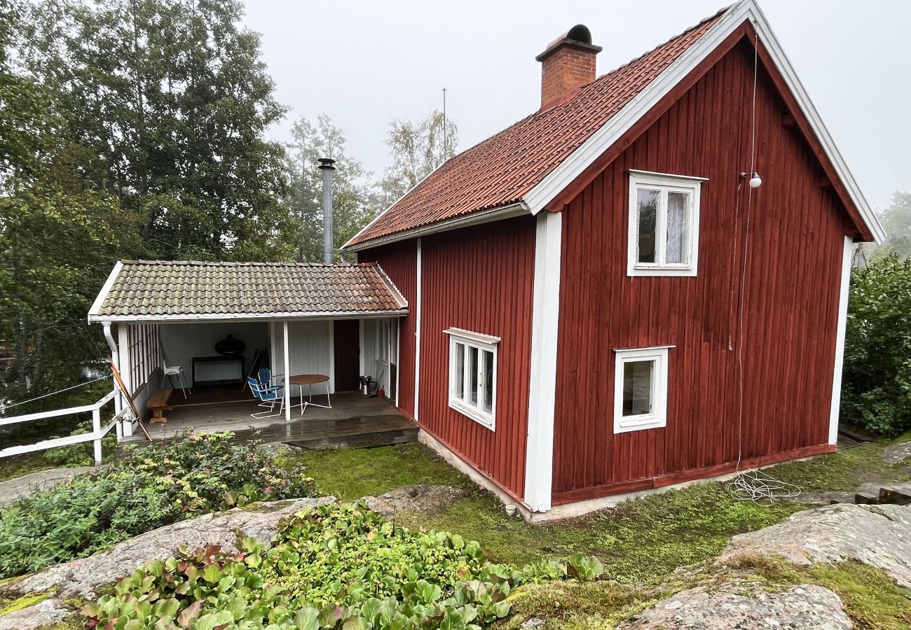 Stuga i Fårbo - Röd stuga belägen vid en kvarndamm och sjö utanför Fårbo I SE05050