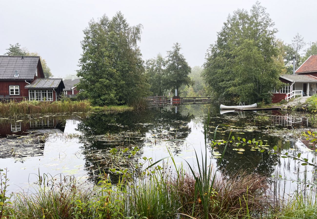 Stuga i Fårbo - Röd stuga belägen vid en kvarndamm och sjö utanför Fårbo I SE05050