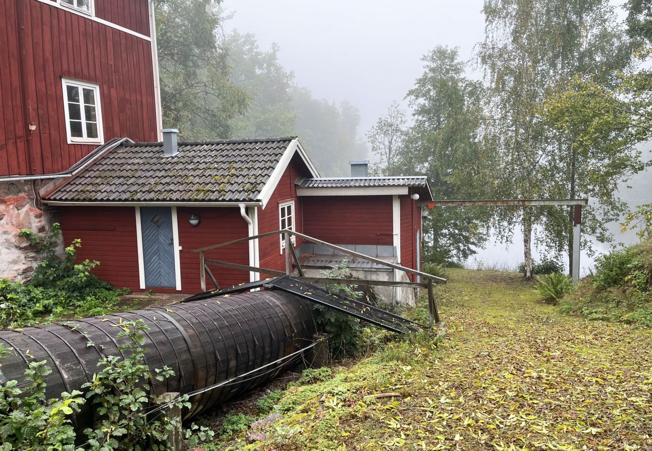 Stuga i Fårbo - Röd stuga belägen vid en kvarndamm och sjö utanför Fårbo I SE05050