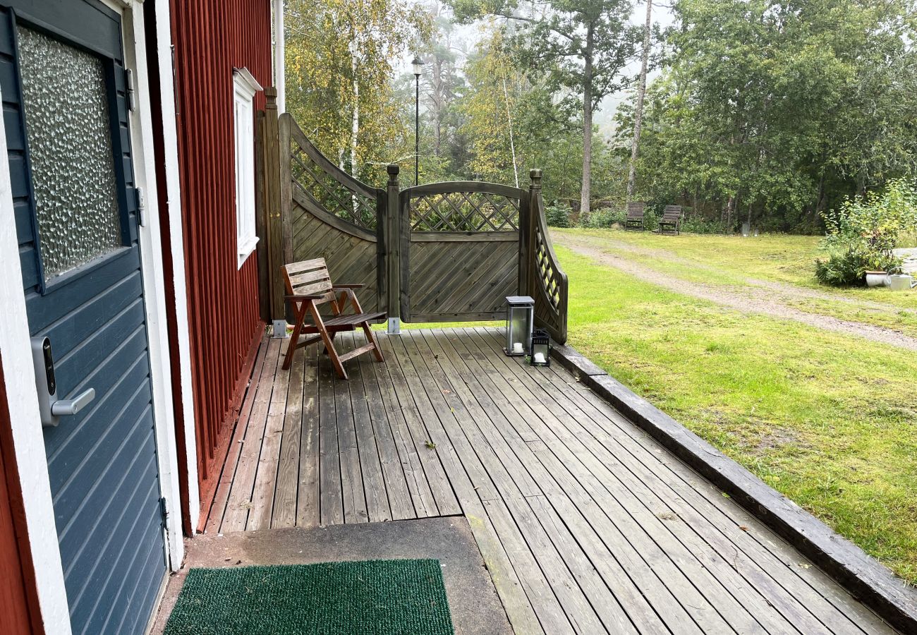 Stuga i Fårbo - Röd stuga belägen vid en kvarndamm och sjö utanför Fårbo I SE05050