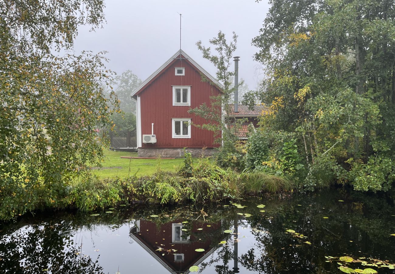 Stuga i Fårbo - Röd stuga belägen vid en kvarndamm och sjö utanför Fårbo I SE05050