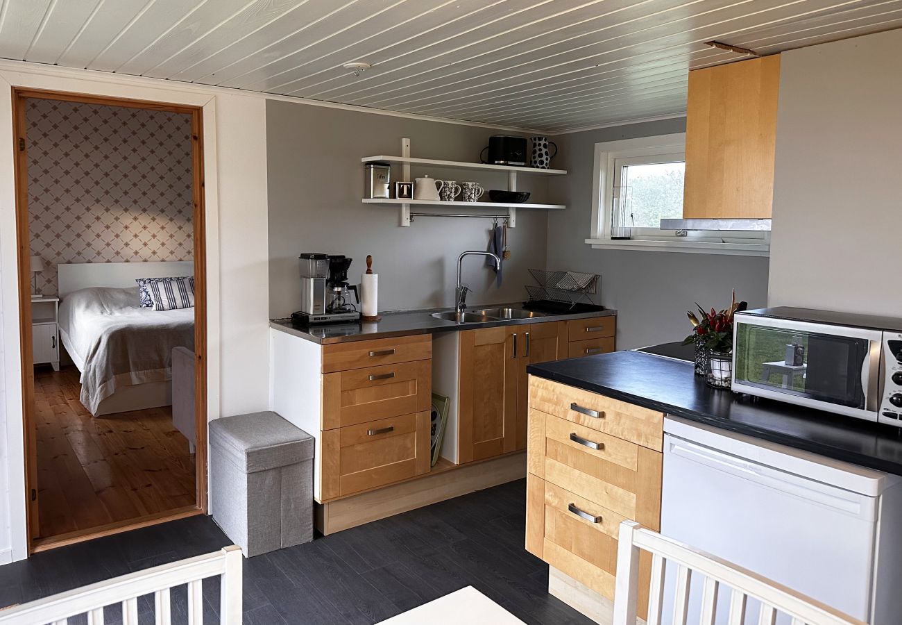 Stuga i Löttorp - Mysig stuga med utsikt över havet belägen vid Sandvik | SE04042