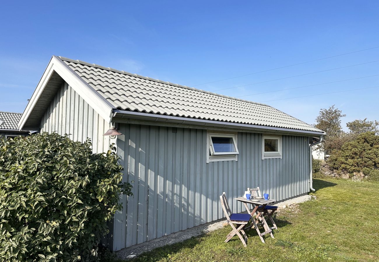 Stuga i Löttorp - Mysig stuga med utsikt över havet belägen vid Sandvik | SE04042