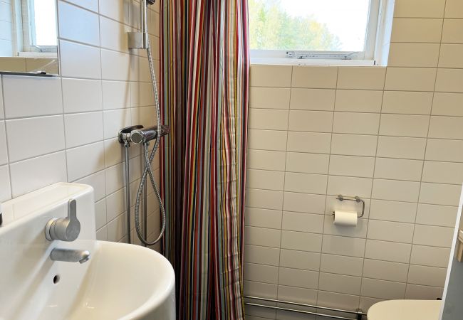Stuga i Odensvi - Mysig stuga med egen badklippa belägen vid Odensvi | SE05051