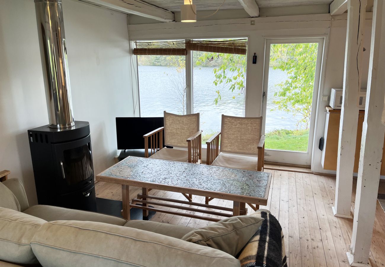 Stuga i Odensvi - Mysig stuga med egen badklippa belägen vid Odensvi | SE05051