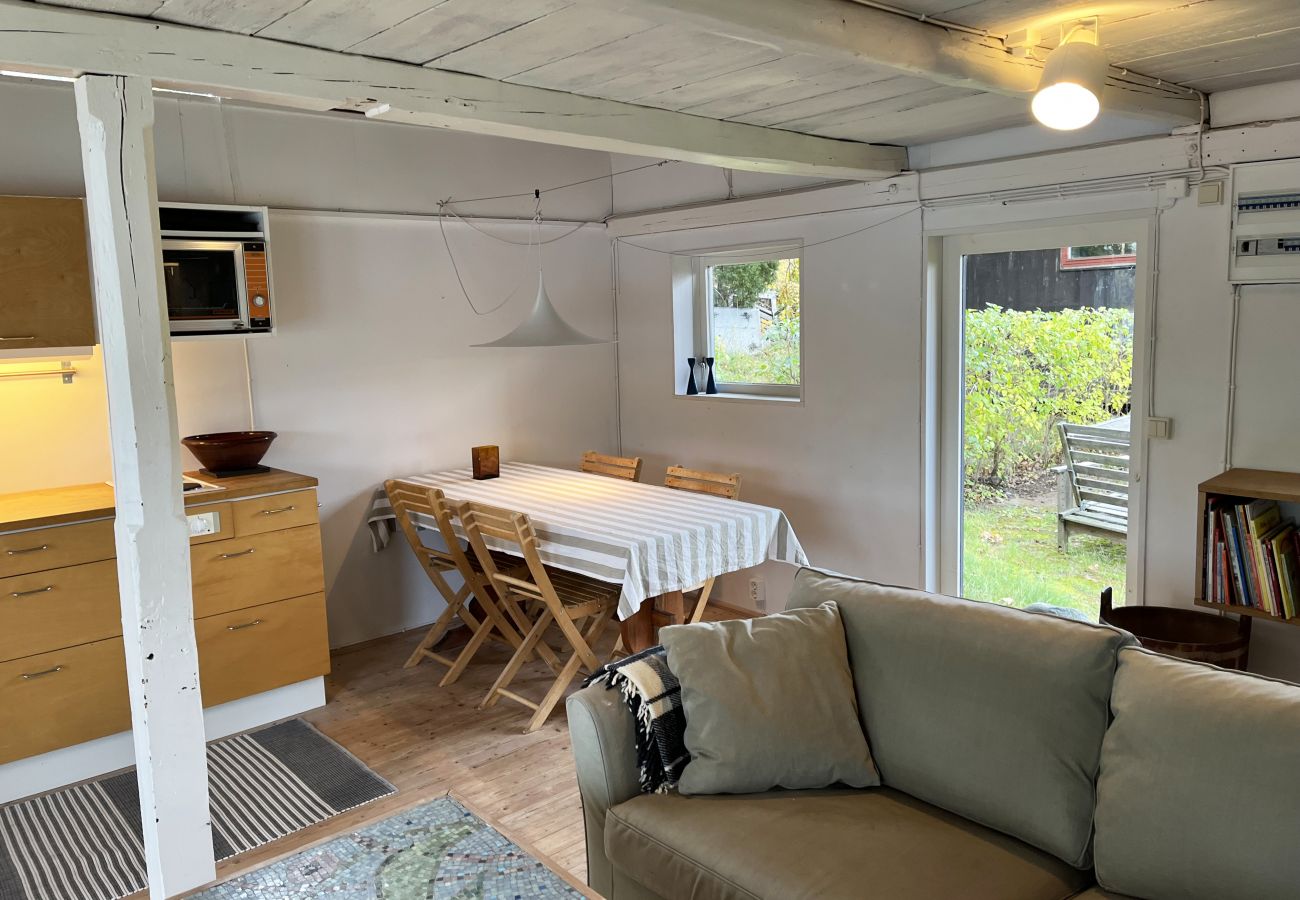 Stuga i Odensvi - Mysig stuga med egen badklippa belägen vid Odensvi | SE05051