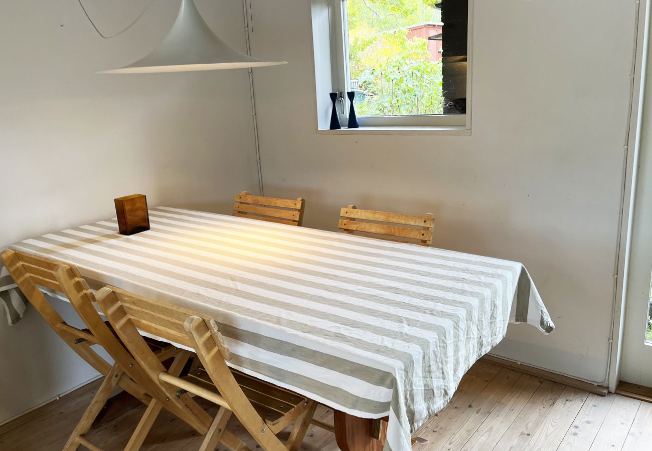 Stuga i Odensvi - Mysig stuga med egen badklippa belägen vid Odensvi | SE05051